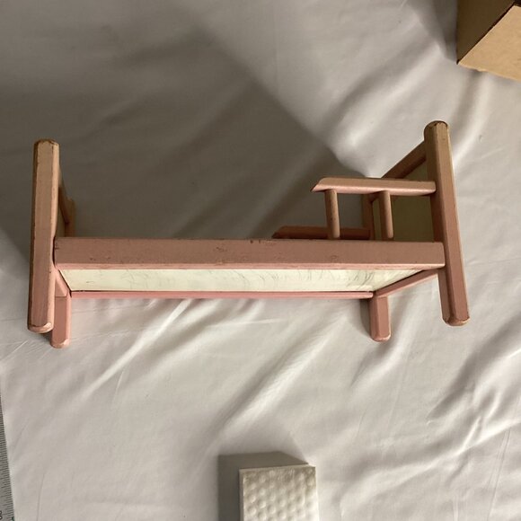 Vintage-style Ginny 8" Doll Bed – Likely 1980s–1990s – Pink & Cream - Picture 4 of 8